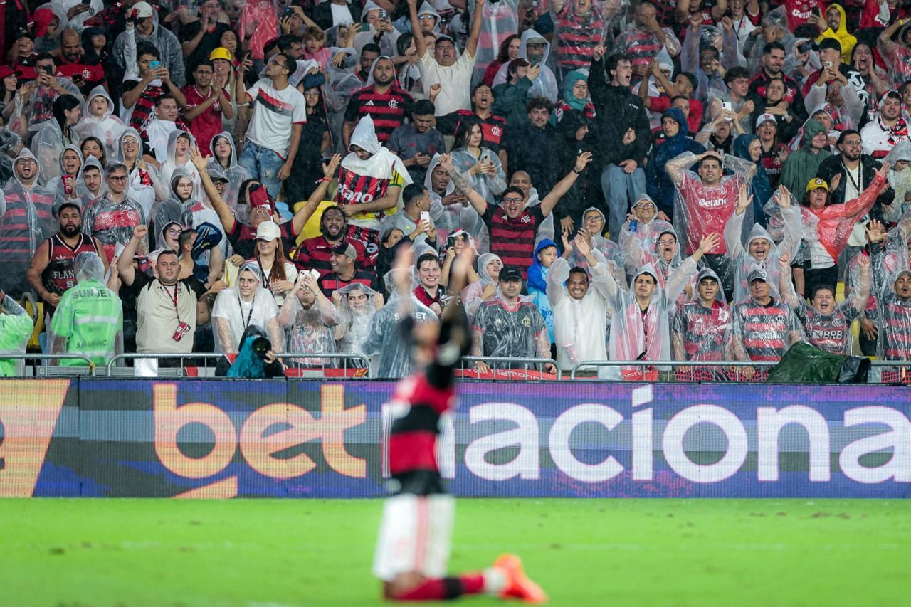 Vitória do Flamengo gera cerveja de graça para torcida; entenda