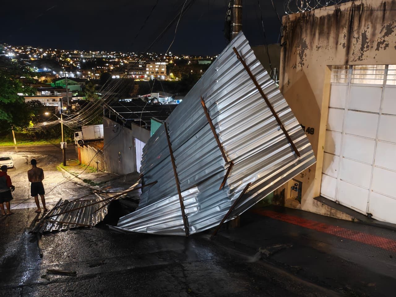 Tempestade com granizo causa estragos na Região do Barreiro, em BH; veja imagens