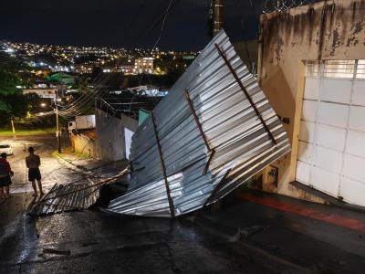 Tempestade com granizo causa estragos na Região do Barreiro, em BH