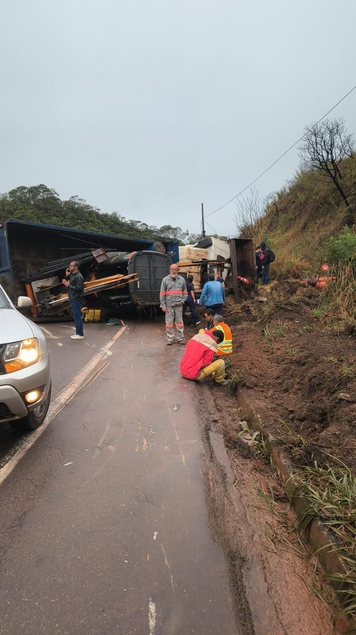 Caminhão tomba e interdita BR-356 entre Ouro Preto e Mariana