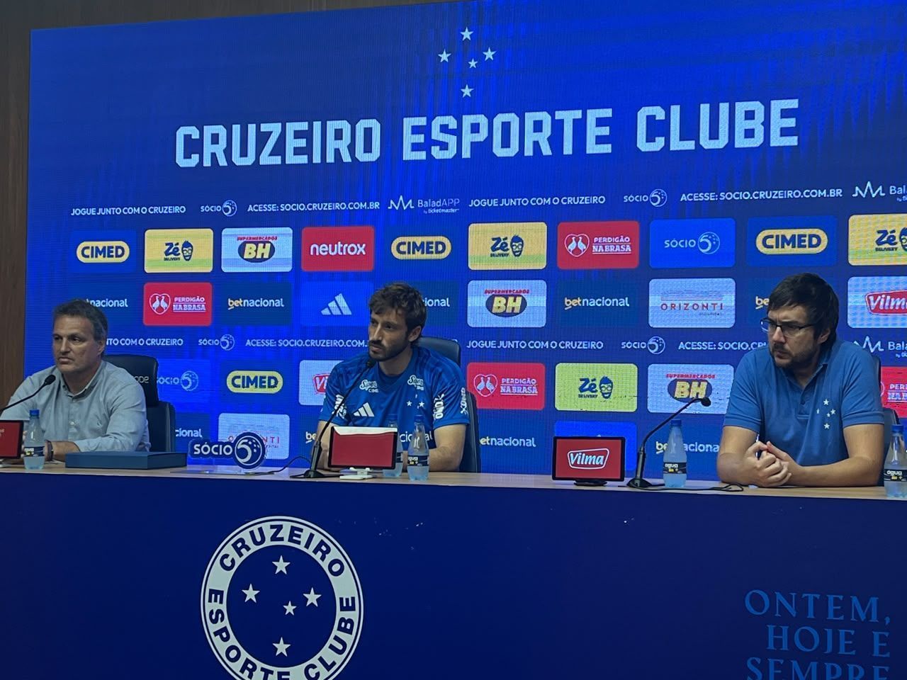 Apresentado, Matías Viña revela objetivo no Cruzeiro: 'Voltar a ser o que era'