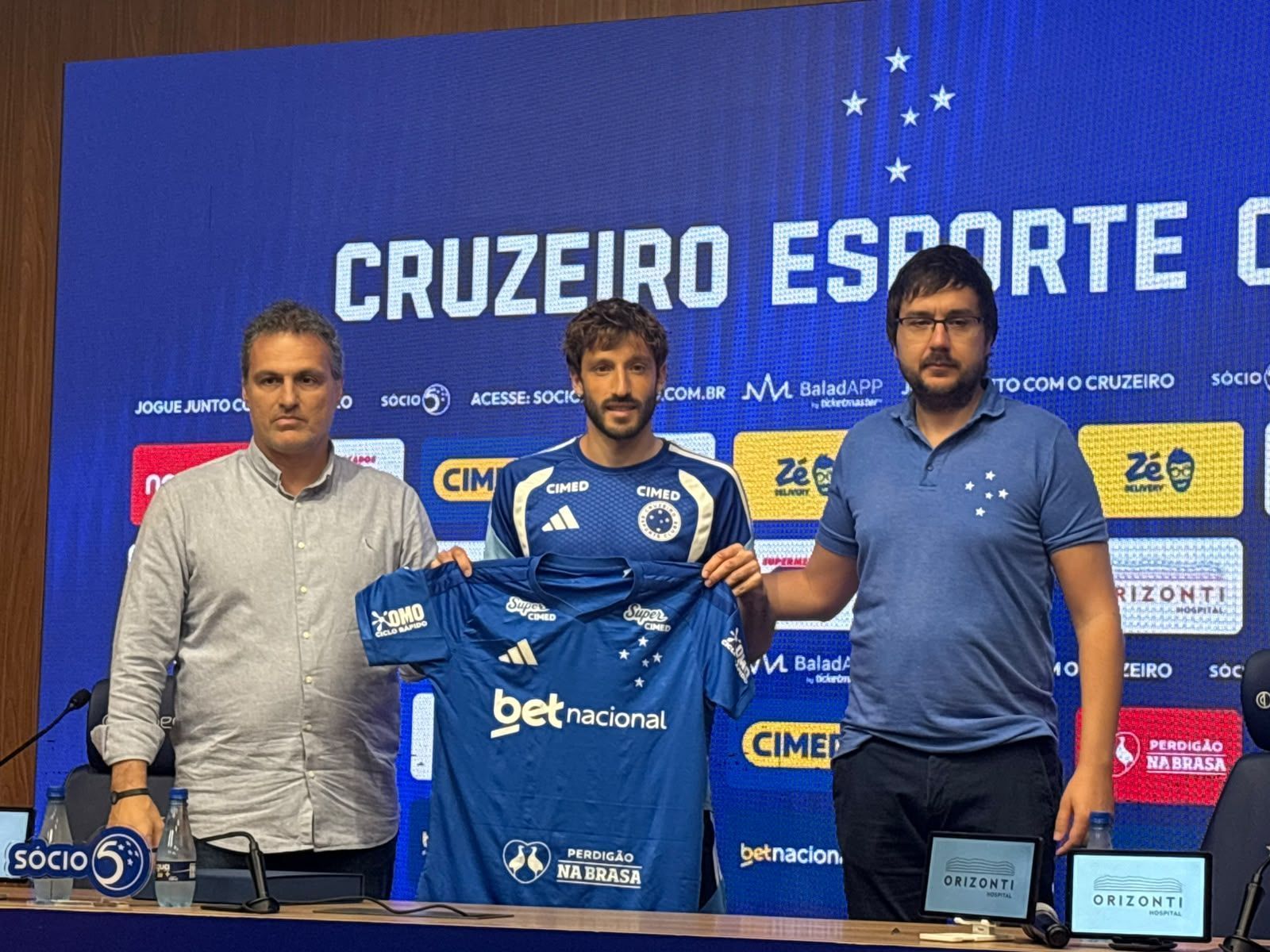 Apresentado no Cruzeiro, Matías Viña enaltece clube e agradece torcida: 'Me abraçou'