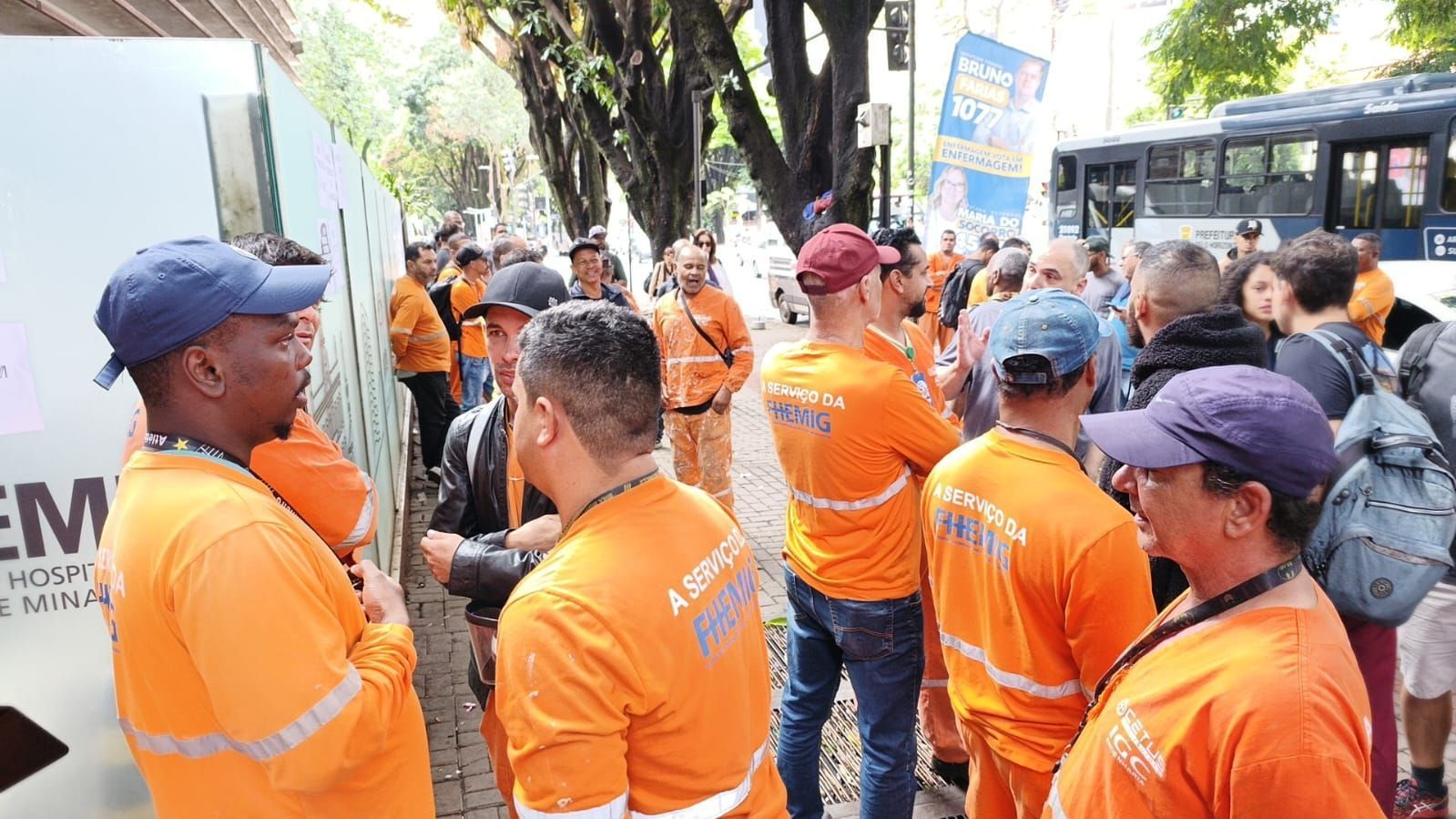 Trabalhadores da manutenção do Hospital João XXIII, em BH, protestam por atraso de salário
