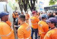 Trabalhadores da manutenção do Hospital João XXIII, em BH, protestam por atraso de salário