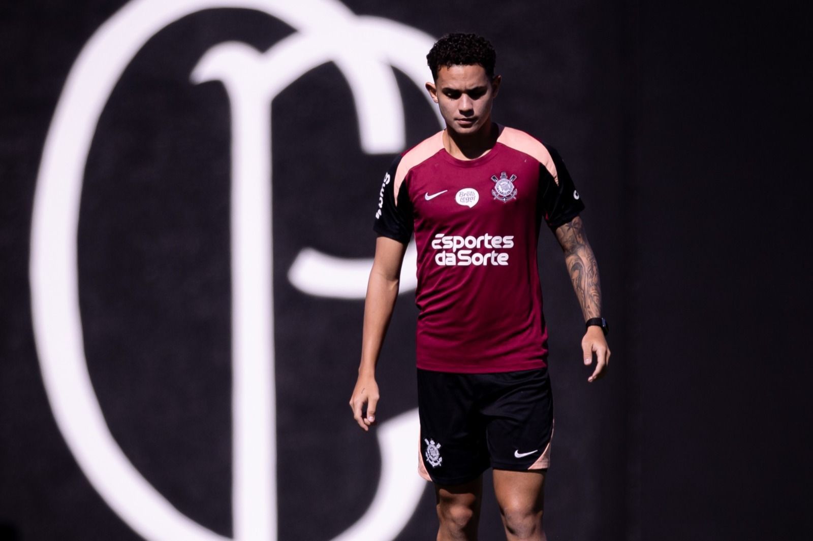 Corinthians: volante agrada a Diniz e volta ao radar do profissional