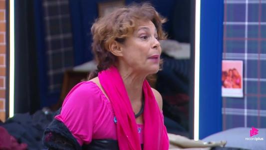 Giovanna se exalta com Darlin • Reprodução/Record