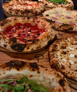 Pizza da QT Pizza Bar, em São Paulo, que ficou na 17ª posição entre as melhores pizzarias do mundo em 2026 • Reprodução/Instagram