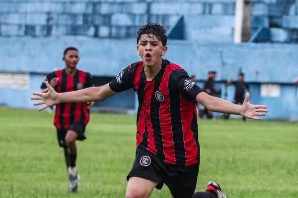 Captado por Yuri Lima, meia de 14 anos assina contrato de formação com o Santos