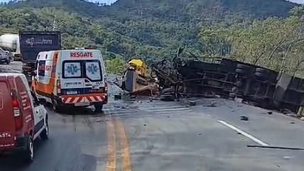 Acidente com duas carretas e carro interdita a BR-381, em Monlevade; ao menos uma pessoa morreu