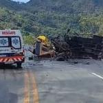 Acidente com duas carretas e carro interdita a BR-381, em Monlevade; ao menos uma pessoa morreu