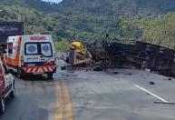 Acidente com duas carretas e carro interdita a BR-381, em Monlevade; ao menos uma pessoa morreu
