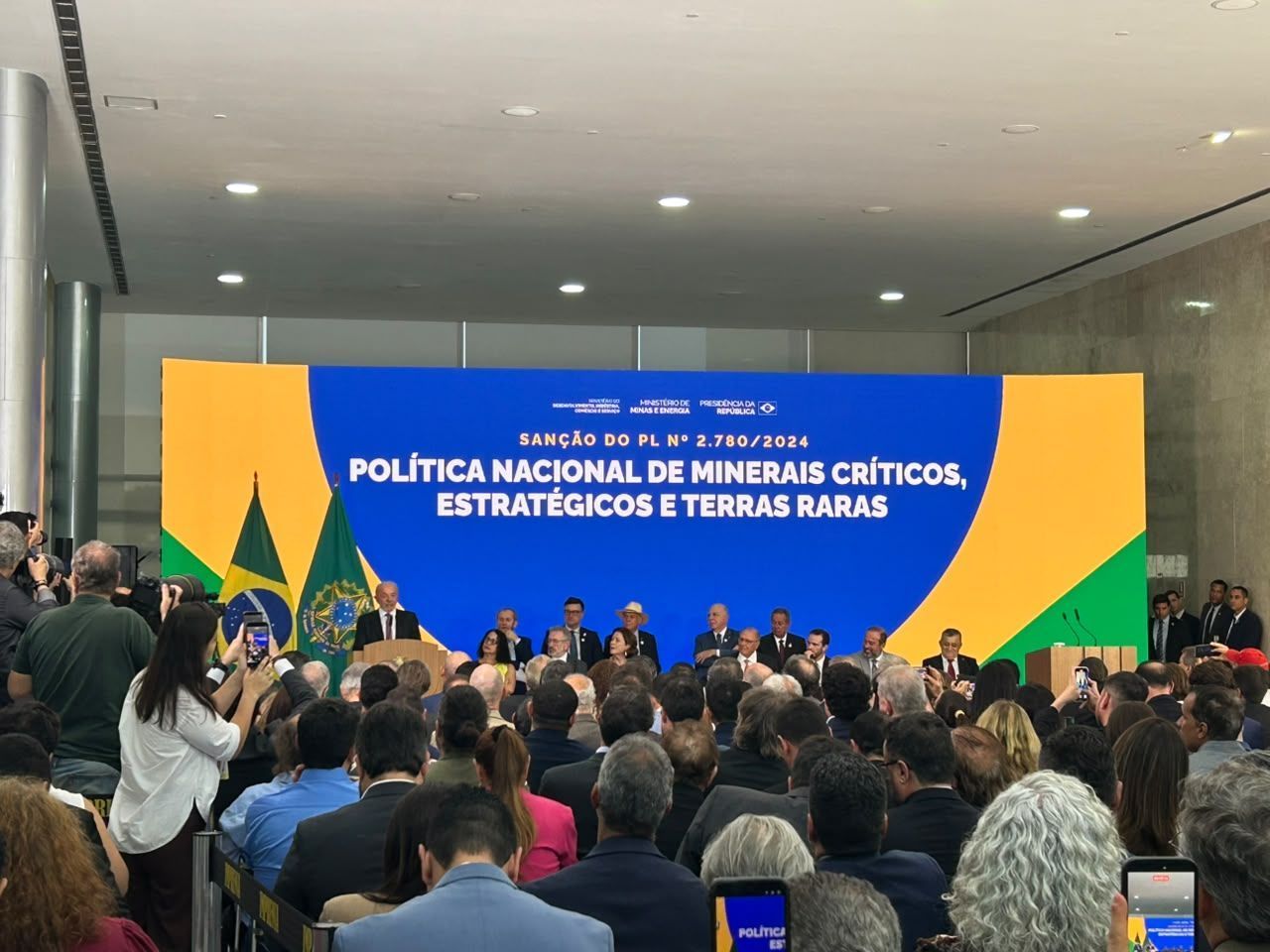 Lula defende soberania e critica adversários que negociaram terras raras 'a preço de banana'