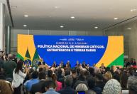 Lula defende soberania e critica adversários que negociaram terras raras 'a preço de banana'