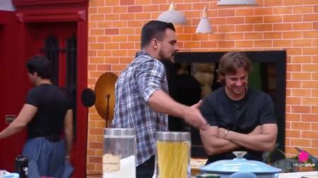 Renê e Daniel discutem em A Fazenda 18