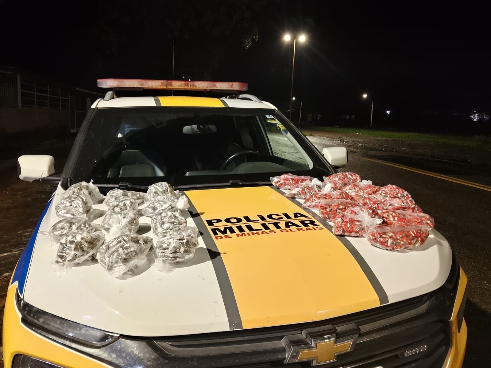 Jovem é preso com moto irregular e mais de 2 mil buchas de maconha em Volta Grande