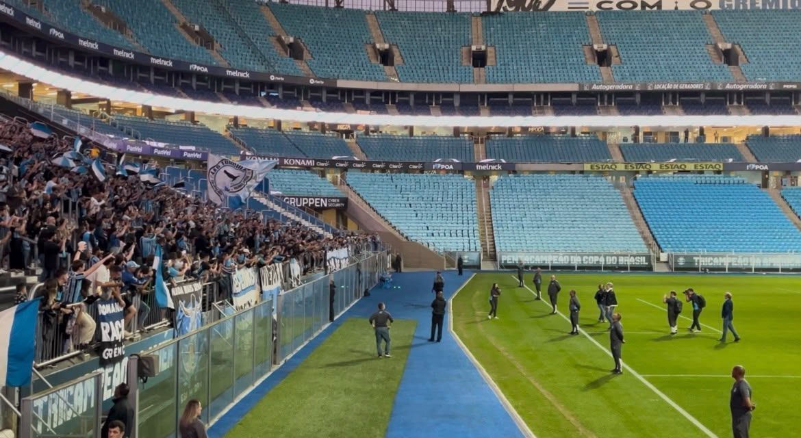 Renato Gaúcho é recebido por mais de mil torcedores na Arena do Grêmio