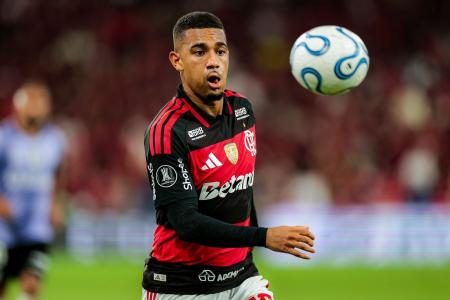 Samuel Lino em jogo pelo Flamengo
