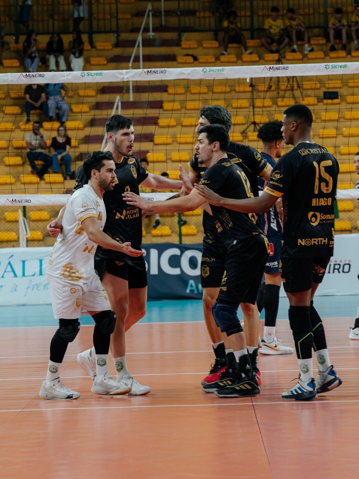 MOC Vôlei intensifica preparação para duelo contra o Praia Clube neste sábado (19)