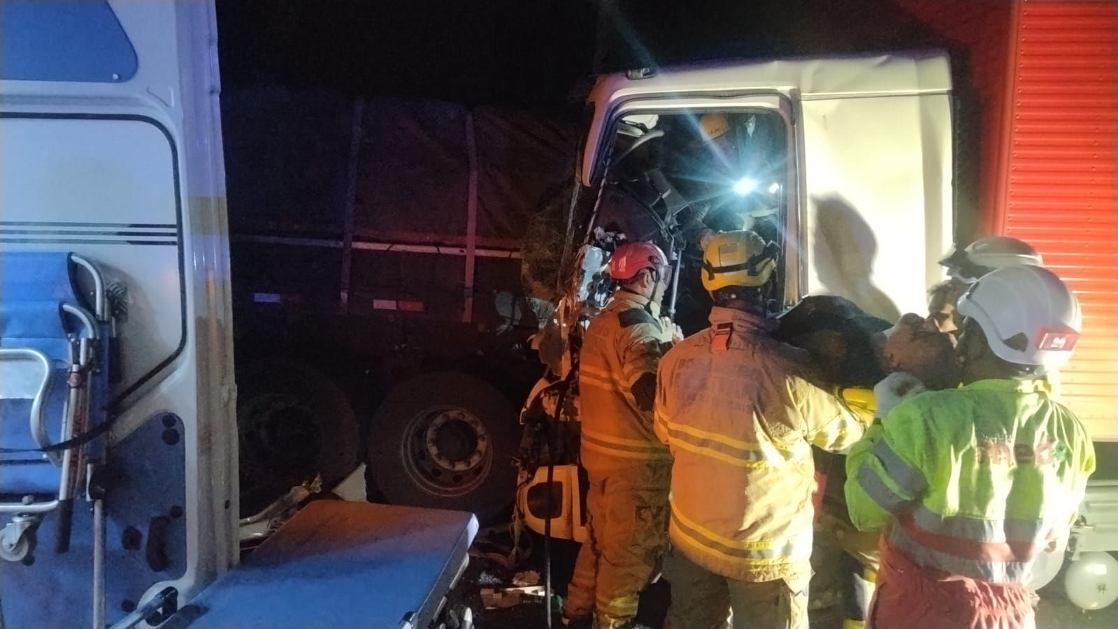 Caminhoneiro fica ferido após bater na traseira de carreta na BR-135, em Montes Claros