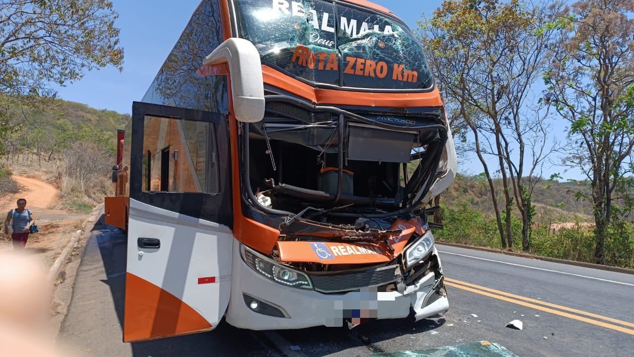 Duas pessoas ficam feridas após acidente entre ônibus e duas carretas na BR-251, em Salinas
