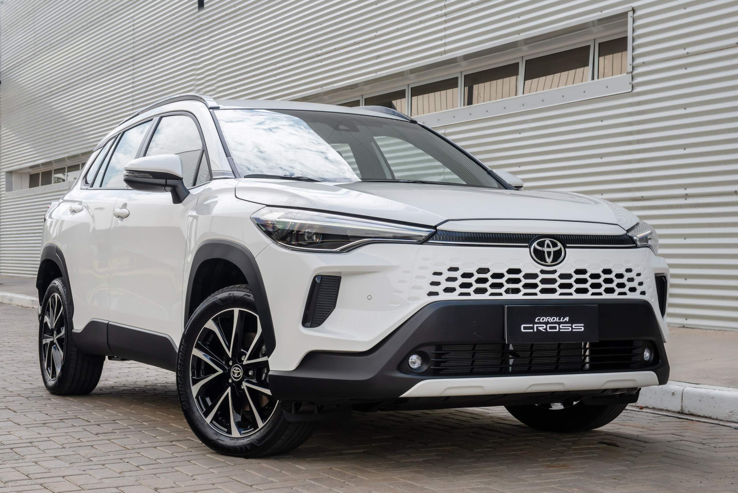 Toyota Corolla Cross tem descontos de quase R$ 15 mil para encarar chineses