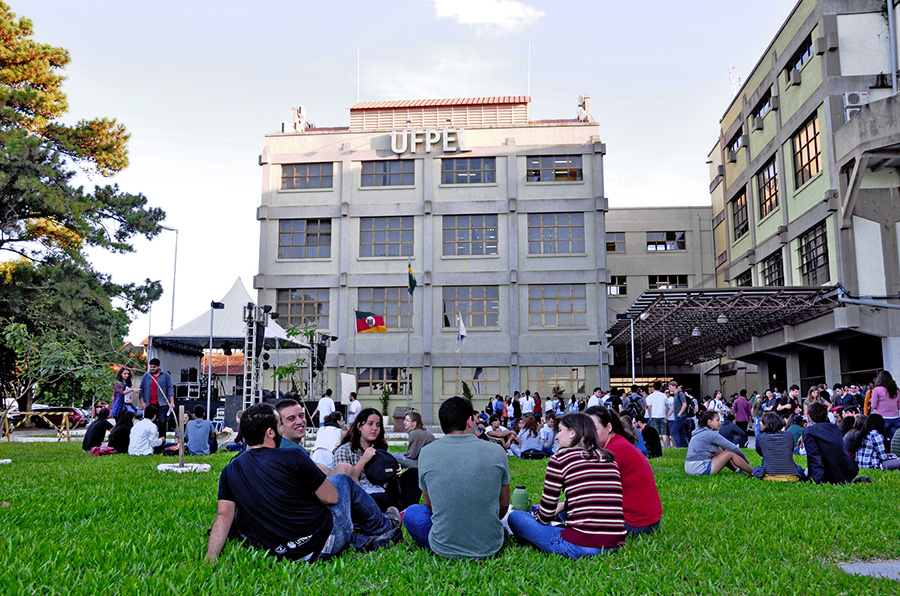 UFPel abre concurso para professor com 32 vagas e salários de até R$ 13,7 mil no RS