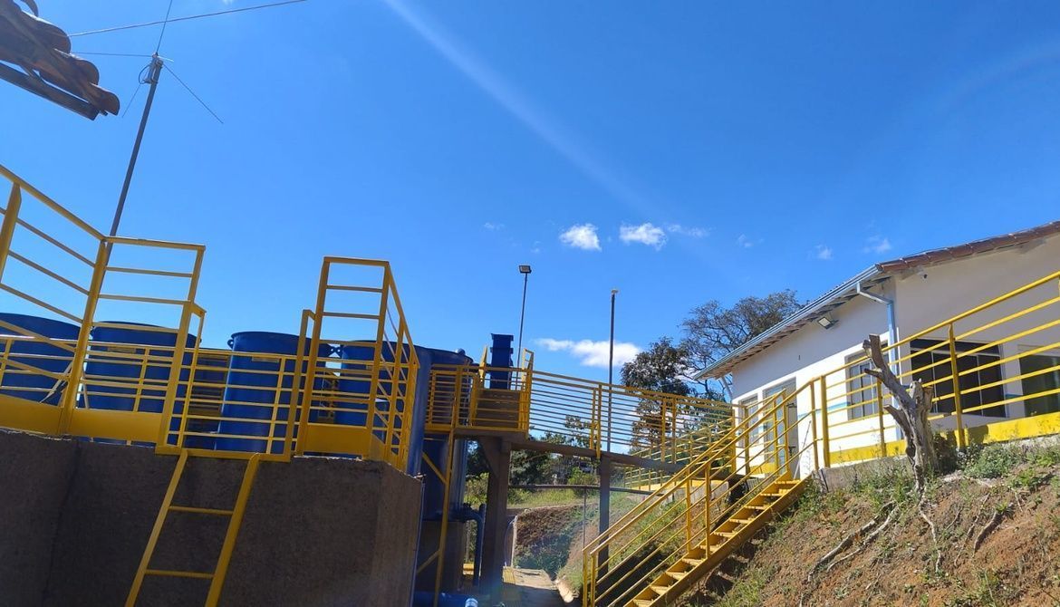 Saneouro instala barreiras para melhorar qualidade da água durante períodos chuvosos
