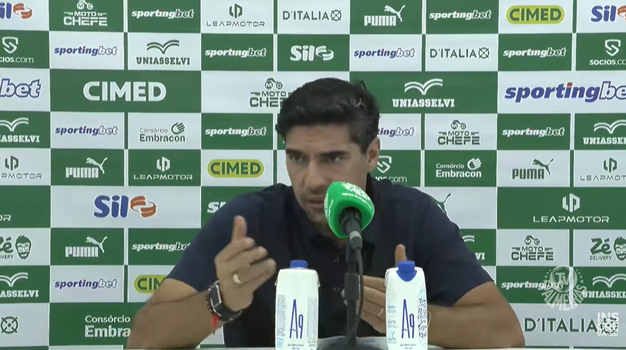 Comentarista da Globo rebate Abel após tropeço: 'Palmeiras é muito maior do que você'