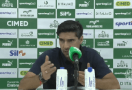 Comentarista da Globo rebate Abel após tropeço: 'Palmeiras é muito maior do que você'