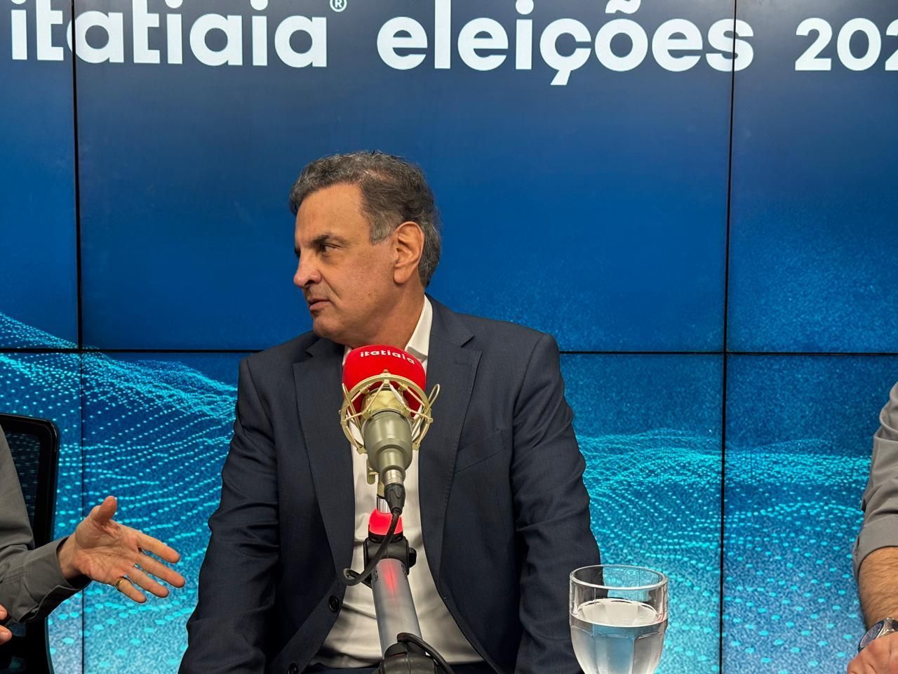 'Se tiver que radicalizar, será ao centro', diz Aécio sobre disputa ao Senado
