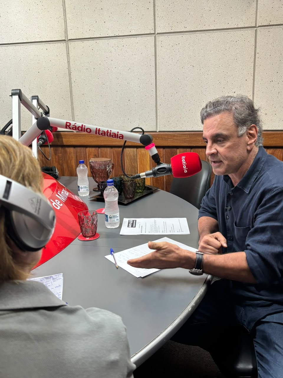 Aécio Neves afirma que é uma opção de Centro na polarização política