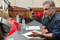 Aécio Neves afirma que é uma opção de Centro na polarização política