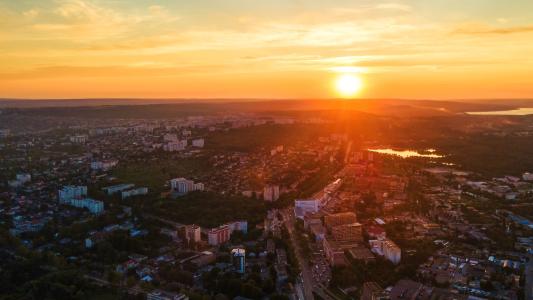 Vista aérea do drone do centro de Chisinau Vista panorâmica de várias estradas de edifícios