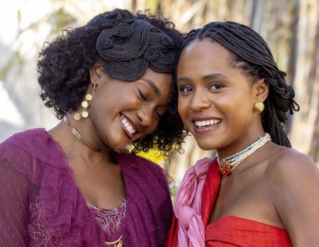Alika (Duda Santos), Niara (Erika Januza)