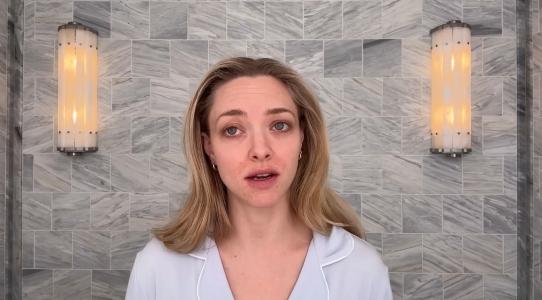 Atriz Amanda Seyfried fala sobre condição dermatológica que afeta sua pele