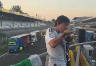 Kimi Antonelli comemora vitória em casa e come macarrão direto do troféu