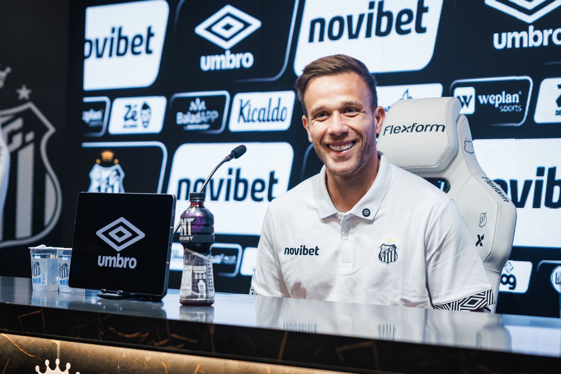 Apresentado no Santos, Arthur revela influência de Neymar e explica contrato: 'Nada impede'
