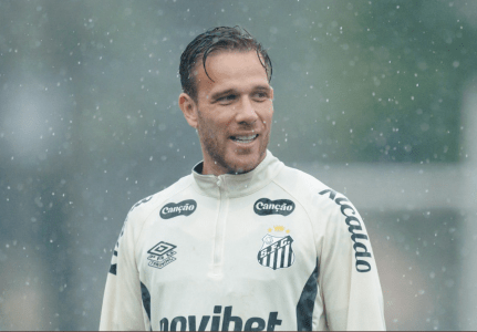 Arthur durante treino do Santos em 2026