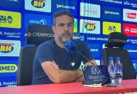 Artur exalta elenco do Cruzeiro por vitória e admite: 'Não tem sido muito fácil'