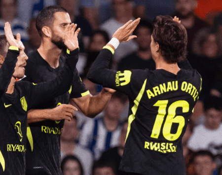 Jogadores do Atlético de Madrid celebram goleada de 3 a 0 sobre a Real Sociedad