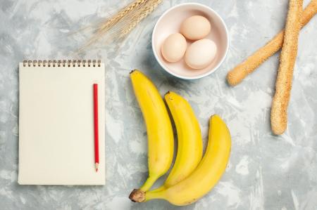Duas bananas maduras, um ovo e uma frigideira são suficientes para resolver aquele momento em que você quer uma refeição rápida mas não tem farinha em casa