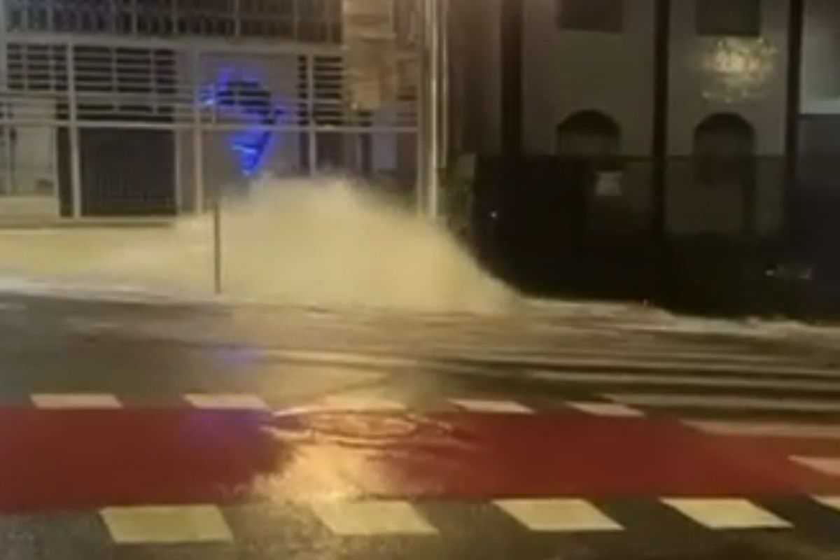 Vídeo: veja o momento em que tubulação da Copasa se rompe no Barreiro