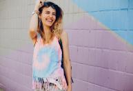 Tie-dye atravessa décadas e volta a ganhar espaço na moda