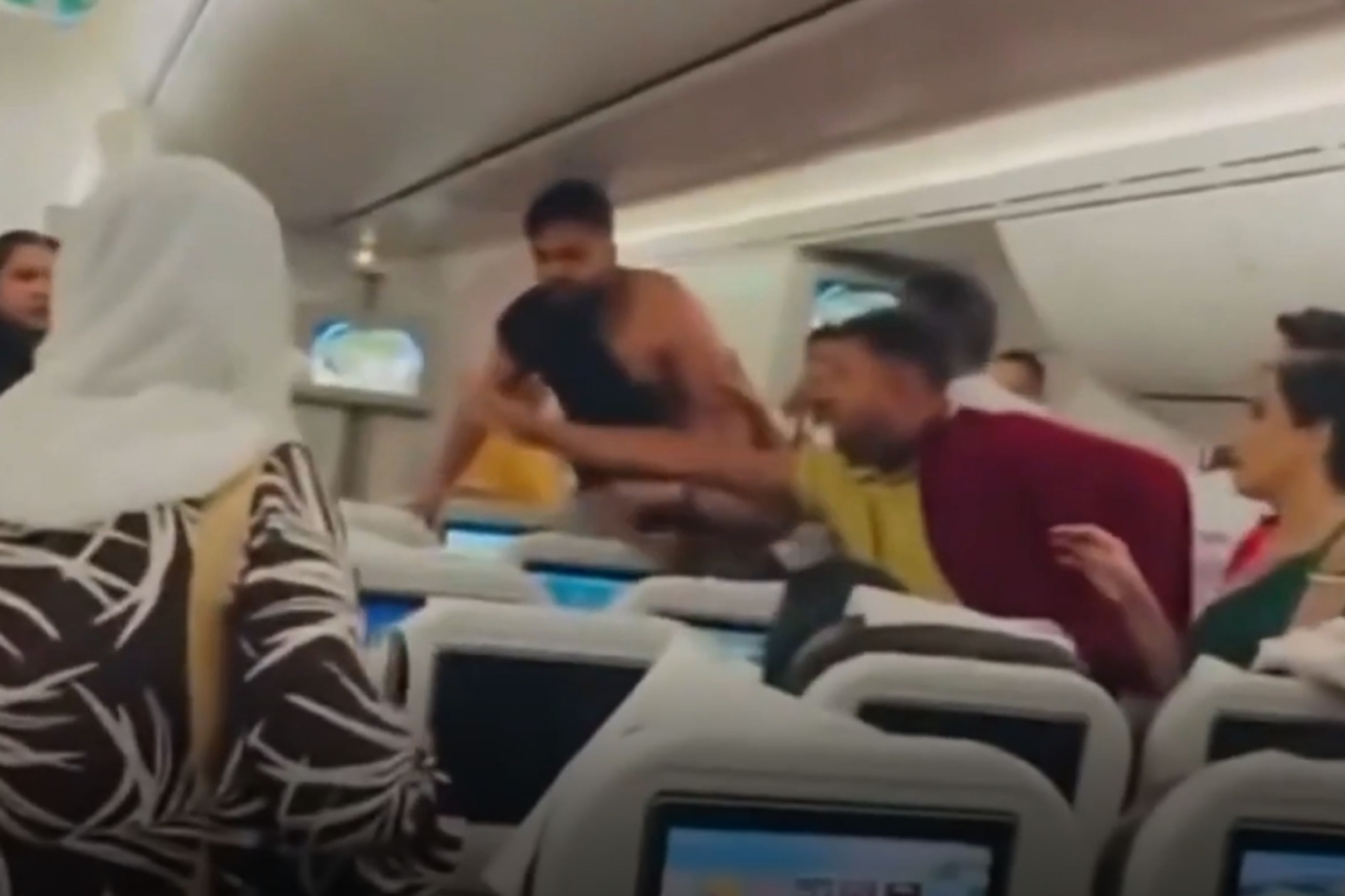 Vídeo: briga entre passageiros em voo internacional viraliza na web