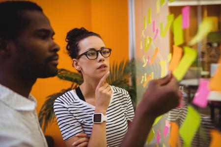Empreendedores informais desenvolvem soluções para problemas cotidianos a partir de observação, experimentação e adaptação, muitas vezes sem conhecer o conceito de Design Thinking.