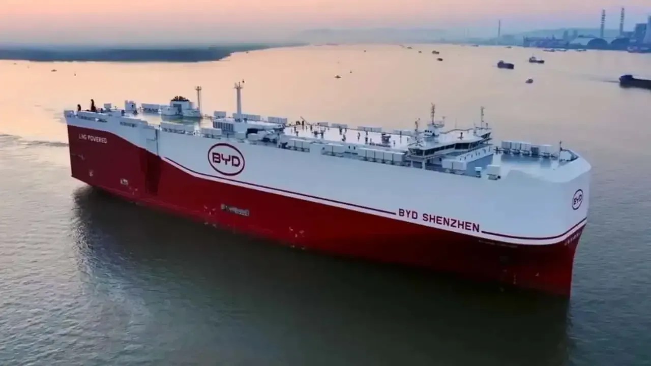 BYD encomenda mais 10 navios para exportar 2,5 milhões de carros por ano