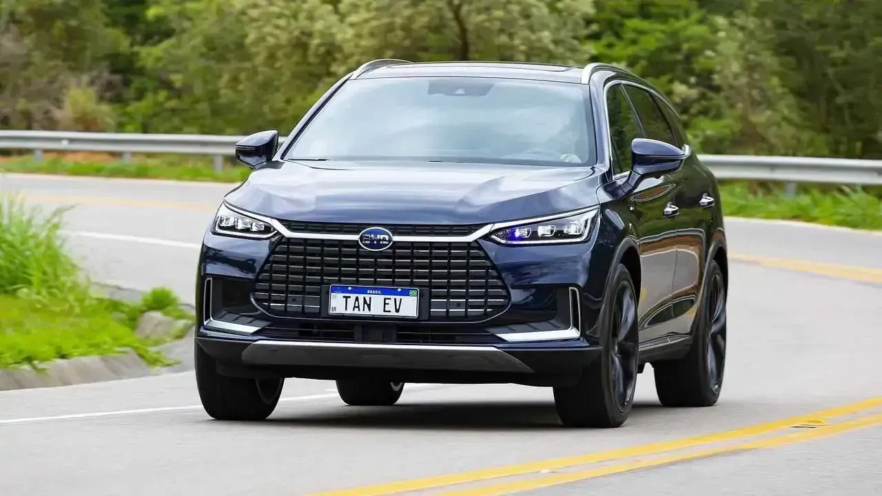 BYD faz recall de 183 mil carros por falha que mantém a luz de freio acesa