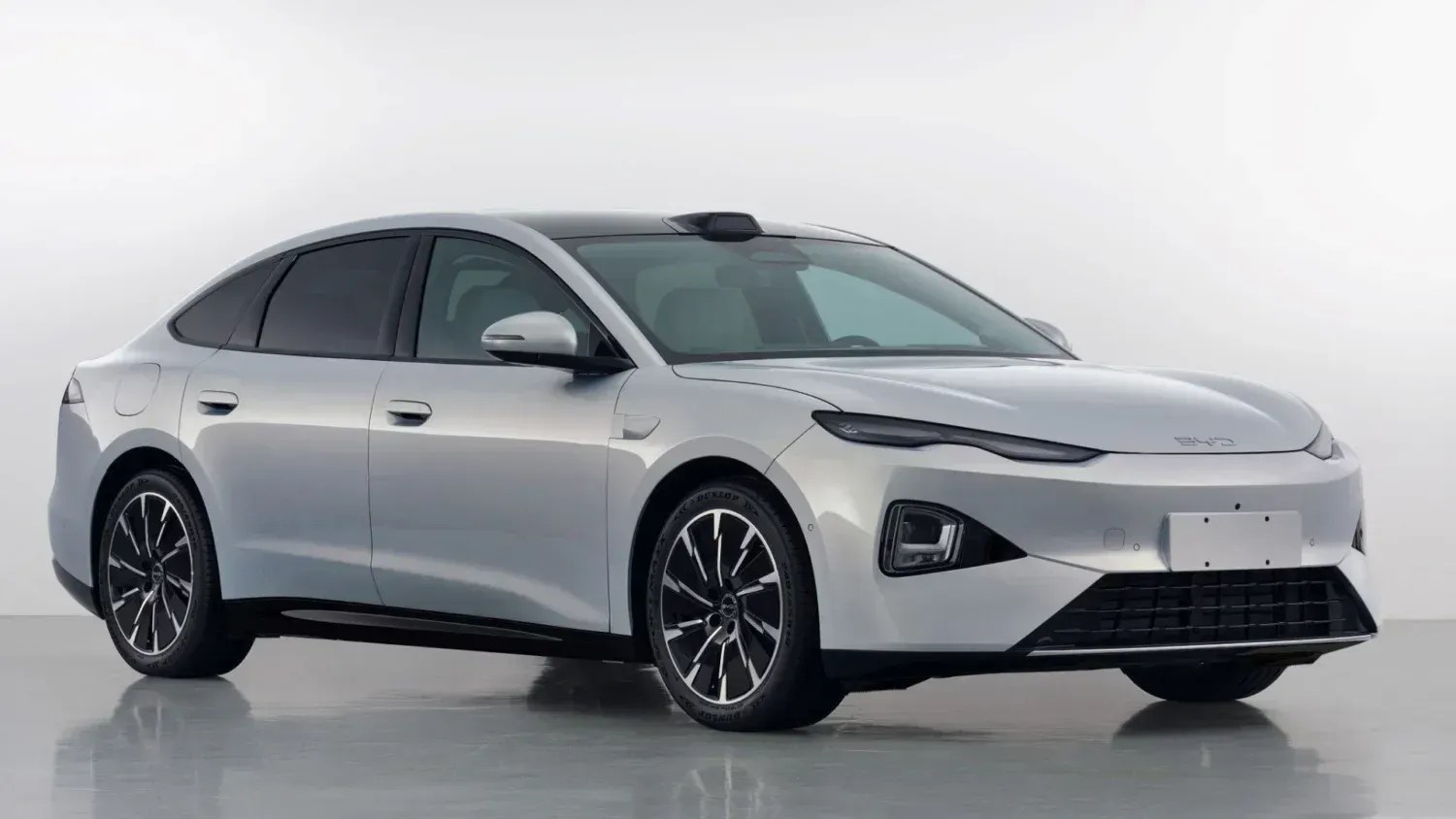 Novo BYD Seal terá versão híbrida capaz de rodar 245 km no modo elétrico