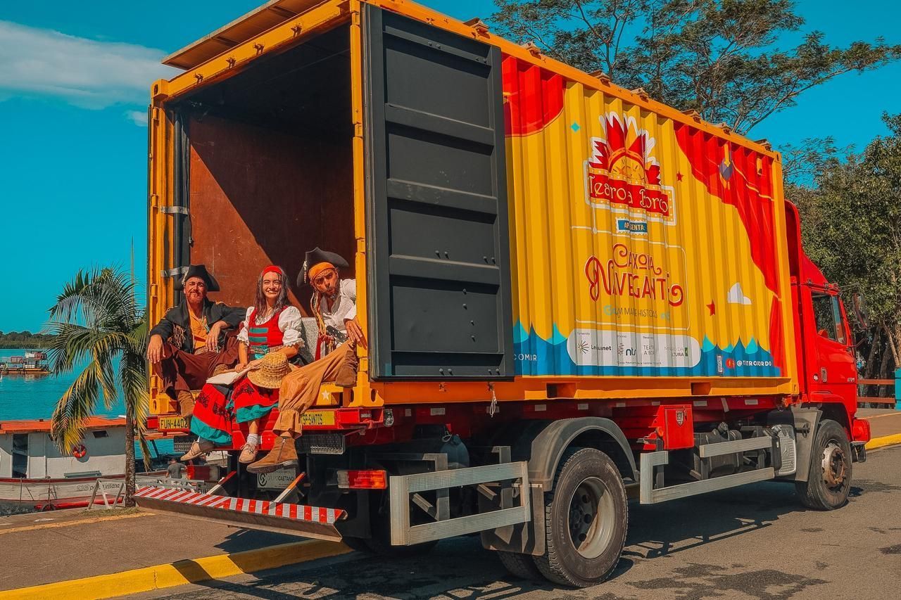 Projeto 'Caixola Navegante' leva teatro, circo e educação ambiental a Betim