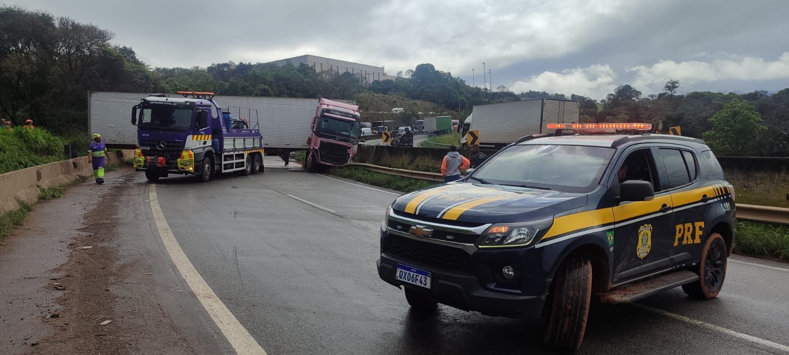 Carreta dá "L" em curva sob chuva e bloqueia a BR-381 em Itapeva